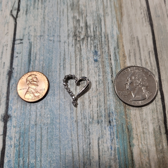 10K White Gold Open Heart Pendant. - Picture 5 of 9